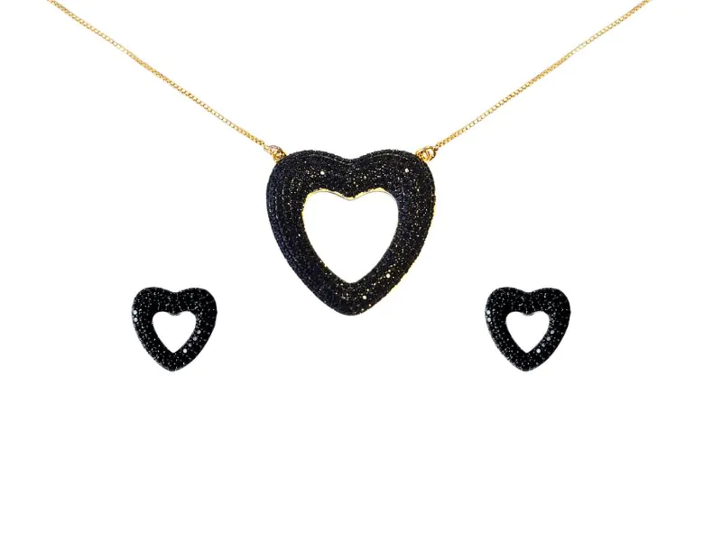Conjunto Coração Vazado Microcravejado de Zircônias Ônix em Banho de Ouro Amarelo Rodinado com Ródio Negro