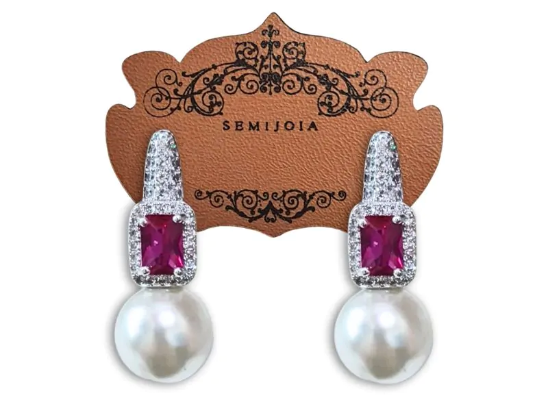 Brinco Argola Lapidação Carré Rubi Pink Cravejada de Zircônias Transparentes com Pérola de 12mm Branca em Banho de Prata 925