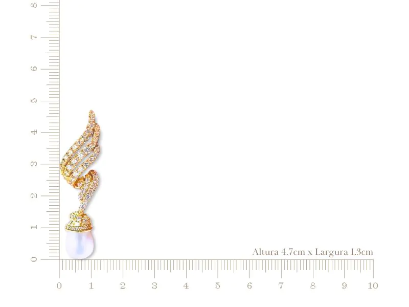 Brinco Asas Contorcidas Cravejadas de Zircônias Transparentes Com Pingente de Pérola-Gota em Banho de Ouro Amarelo - Image 4