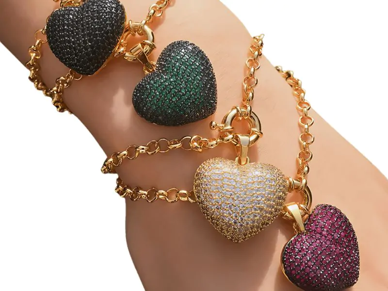 Pulseira Elo Português com Fecho Bóia e Pingente de Coração Cravejado de Zircônias Esmeralda em Banho de Ouro Amarelo Rodinado com Ródio Negro - Image 3
