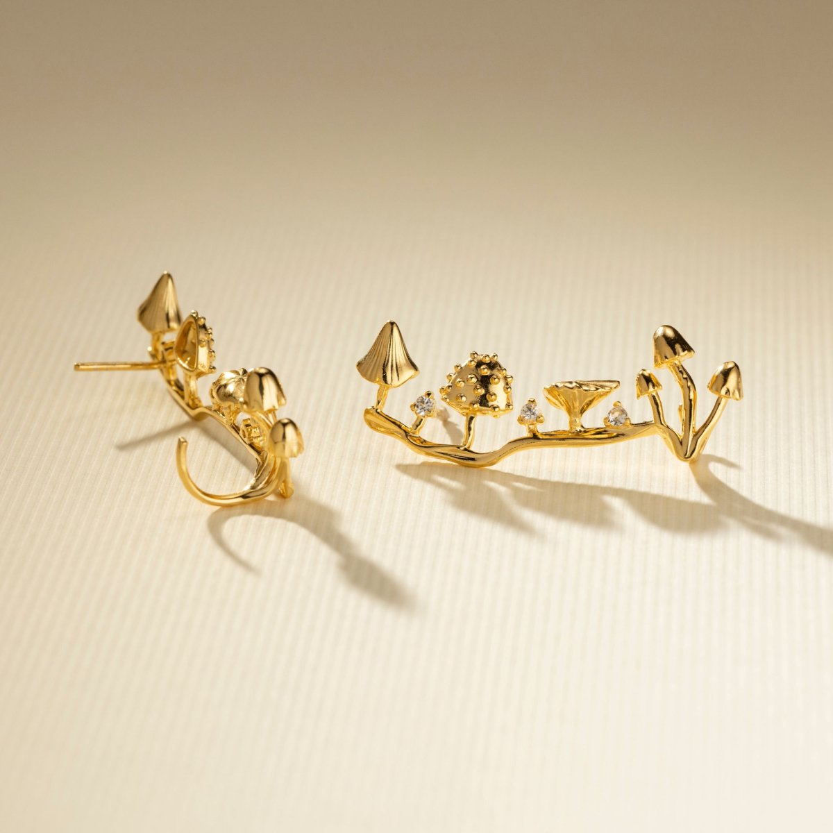 Brinco Earcuff Fungi em Prata de Lei com Topázios Brancos