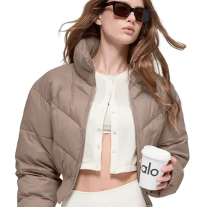 Jaqueta Alo Yoga Puffer Cropped Atmosphere Chai Latte Bege