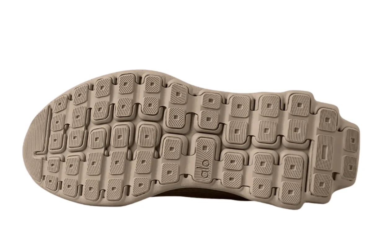 Tênis Alo Yoga ALO Runner Gravel Bege - Image 4