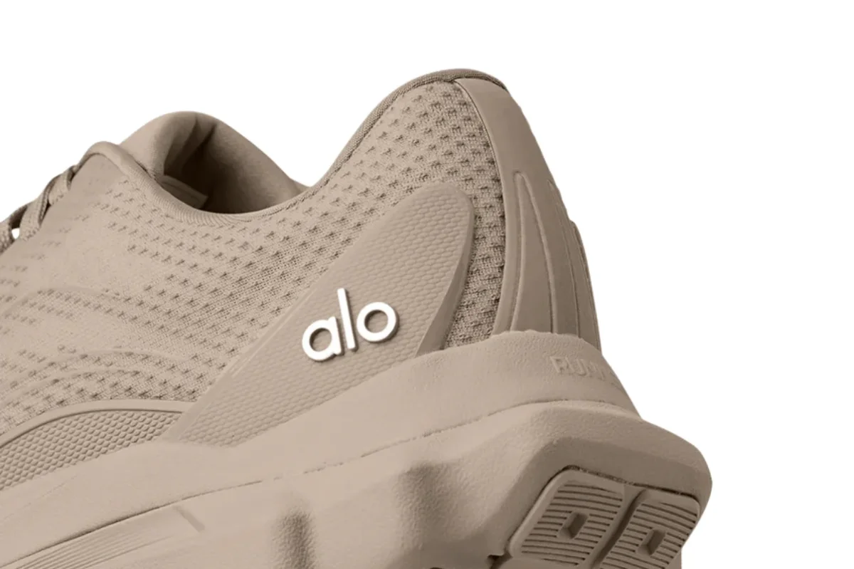 Tênis Alo Yoga ALO Runner Gravel Bege - Image 6